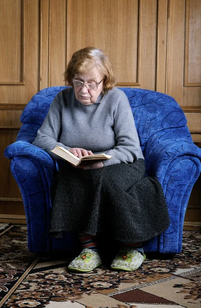 Babička v křesle s knihou — Stock fotografie