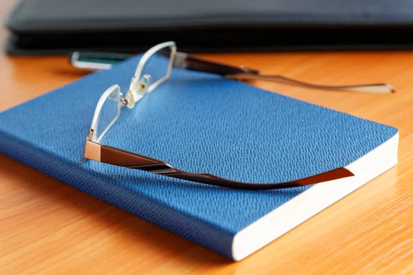 Zakelijke Stilleven met glazen en dagboek — Stockfoto