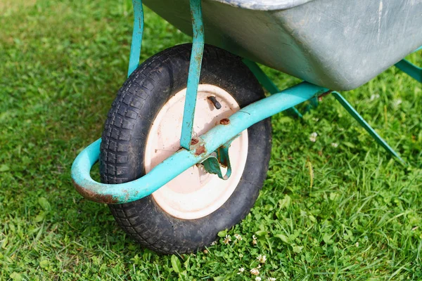 Gamla hjul vagnar närbild på gräs — Stockfoto