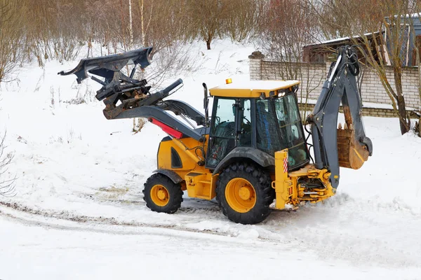 Tractor limpia la nieve fuera del día de invierno —  Fotos de Stock