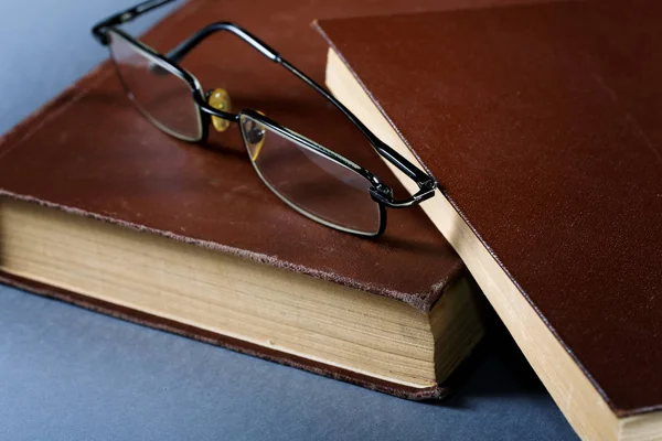 Oude boeken in bruine dekking close-up — Stockfoto