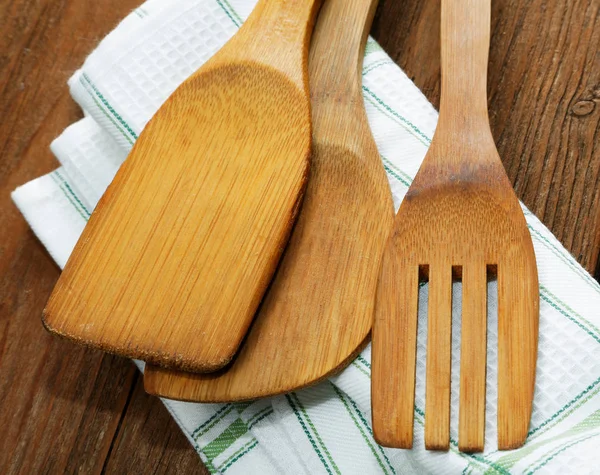 Keukenlinnen aanwezig en messen voor vlees op tafel — Stockfoto