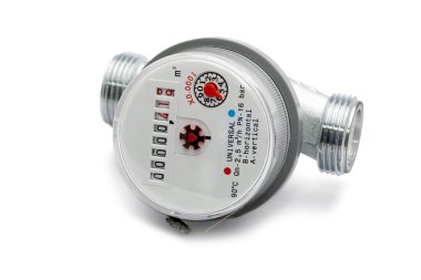 Beyaz arka plan üzerinde izole metre su yakın çekim