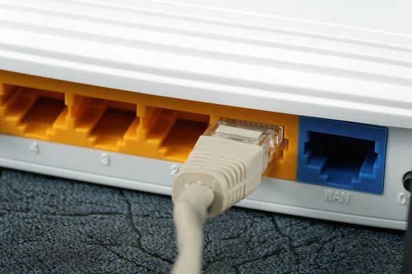 Draadloze Routers en netwerk kabel op tafel — Stockfoto