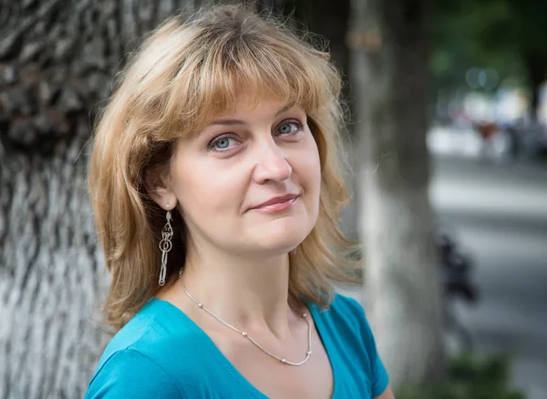 Portret van vrouwen van middelbare leeftijd in het park — Stockfoto