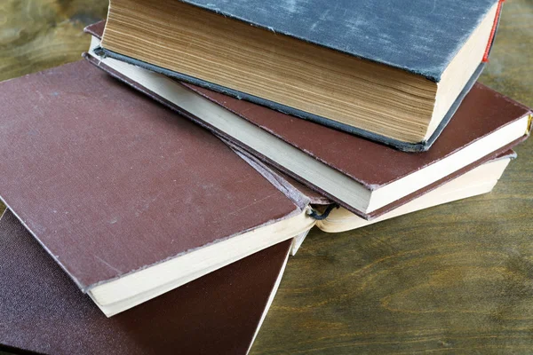 Staré knihy v hnědý kryt zblízka — Stock fotografie