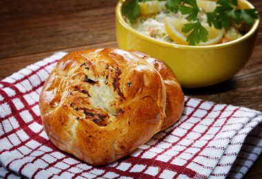 köy masada ekmek ve salata ile plaka rulo