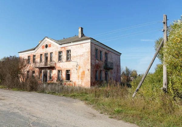 Eski kırık pencere ve kapı ile bina — Stok fotoğraf