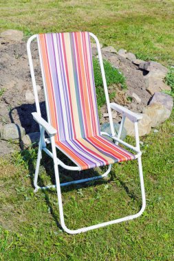 Bahar öğleden sonra çimenlerin üzerine katlanır sandalyeleri