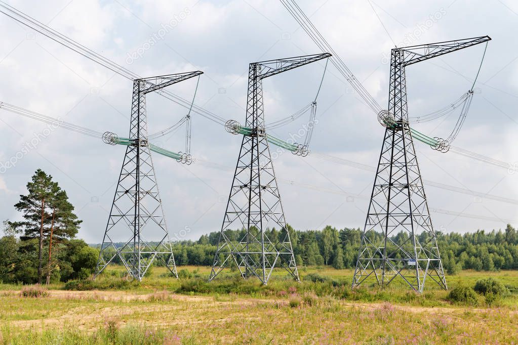 Highvoltage transmission lines against the sky with clouds — Stock