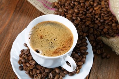 Kahvenin yanındaki masada kahve Kupası