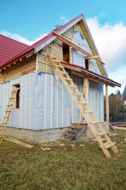 İnşaat Ahşap evin sonbahar altında