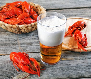 lezzetli haşlanmış crayfishes ve bira eski tablo