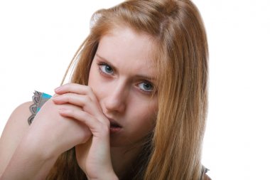 Kız beyaz arka plan üzerinde izole çaresizlik içinde