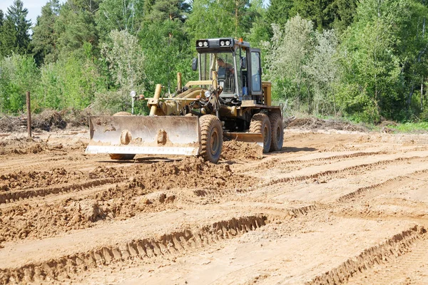 Il selezionatore sgombera un terreno nel pomeriggio — Foto Stock