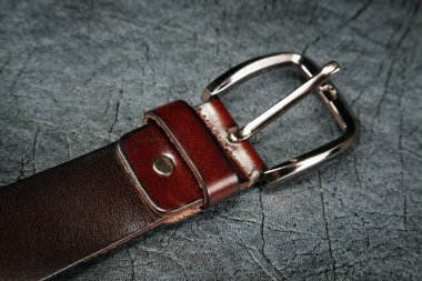 Bir deri gri üzerinden karşı kadın kemer