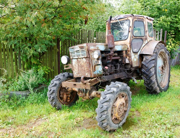 Viejo tractor en la calle rural día de verano — Foto de Stock