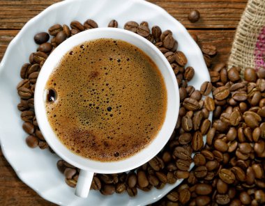 Kahvenin yanındaki masada kahve Kupası