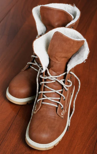 Par de zapatos nuevos en el primer plano del piso — Foto de Stock