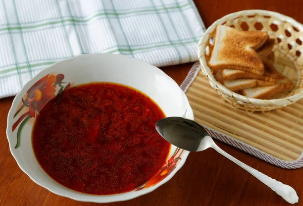 Piring sup dan croutons di atas meja — Stok Foto