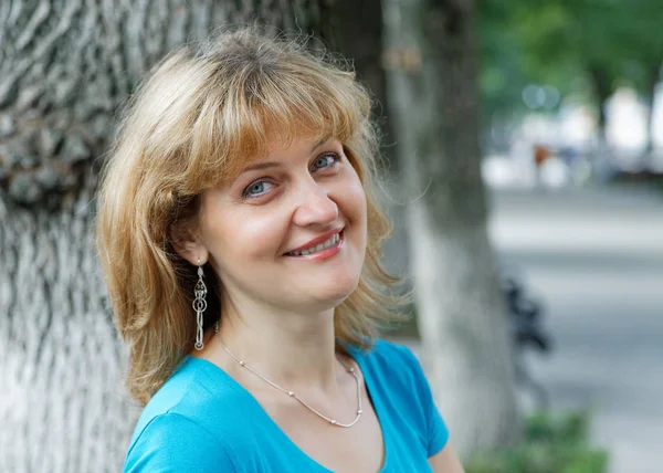 Портрет усміхненої жінки в парку Стокова Картинка