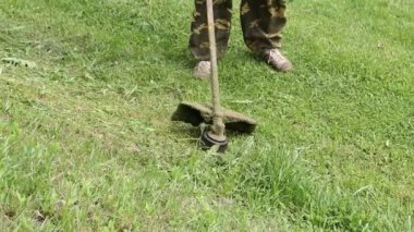 Adam çim bahçesinde mows.