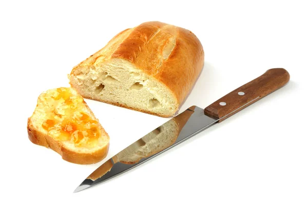 Dilim ekmek ve reçel ve beyaz arka plan üzerinde bıçak ile — Stok fotoğraf