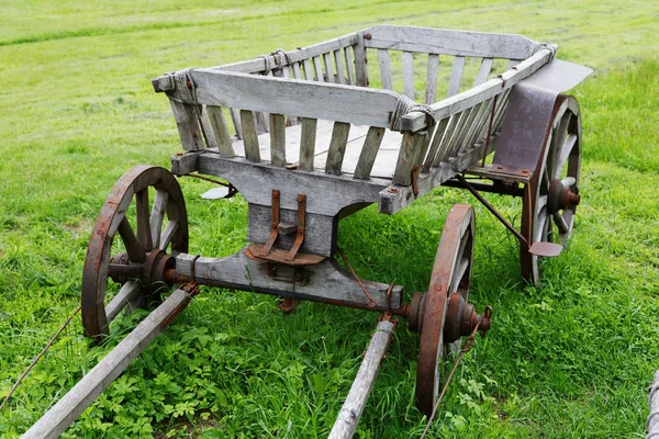 Carrito de madera en un prado en un día de verano —  Fotos de Stock