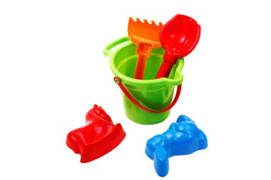 Çocukların oyuncakları kova kürek ve üzerinde beyaz komisyon