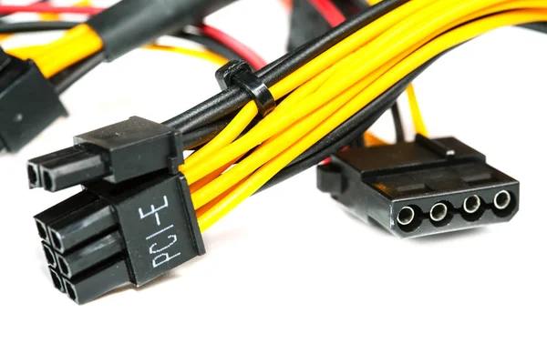 Conectar cables a un ordenador sobre un fondo blanco — Foto de Stock