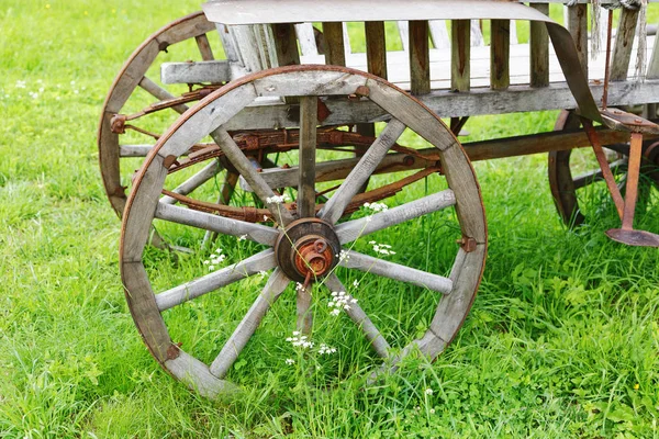 Carrito de madera en un prado en un día de verano — Foto de Stock