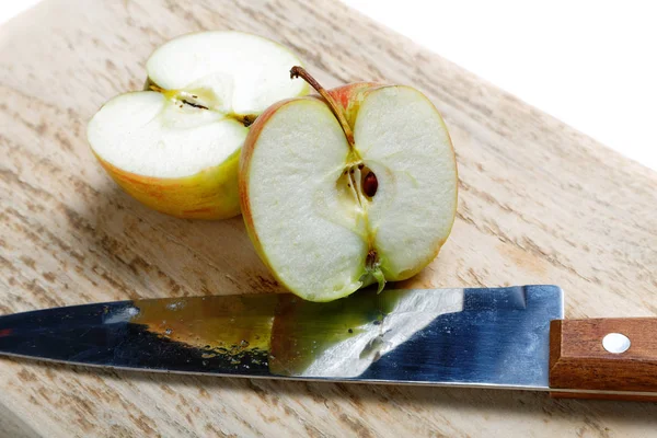 白い背景の上のナイフでリンゴをカットします。 — ストック写真
