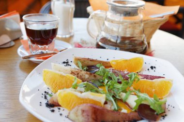 Salata ve kahve bir kafede masada