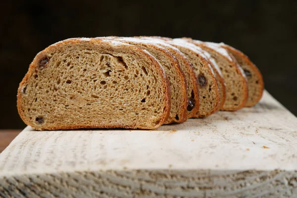 Krájený chléb na řezací desce — Stock fotografie