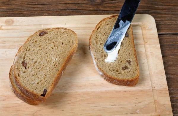 Gesneden brood gesmeerd met boter close-up — Stockfoto