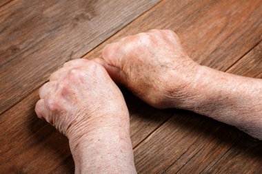 Elinde bir tablo bir yaşlı kadın yakın çekim