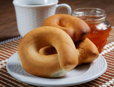 Tablo yakın çekim reçel kavanoz ve simit