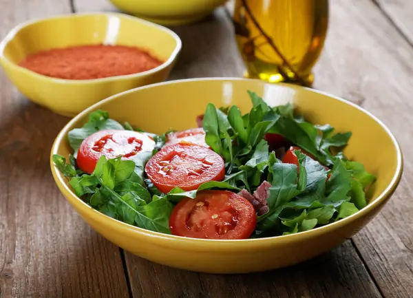 Domatesli ve masanın üzerine roka sebze salatası — Stok fotoğraf