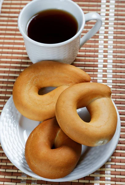 Pretzel e xícara de chá vista de perto de cima — Fotografia de Stock