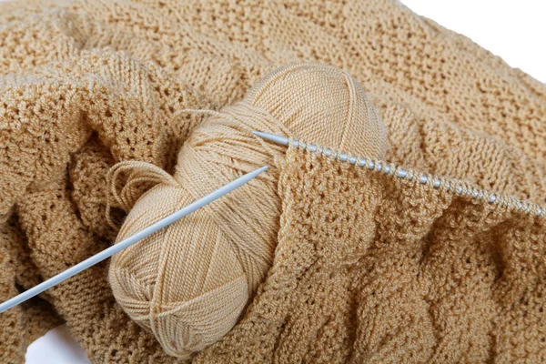Knitting spokes with ball of wool on table — Stock Photo, Image