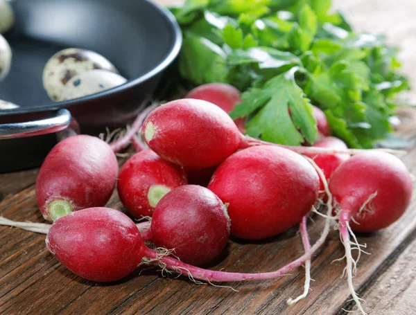 Los rábanos el perejil y la cebolla sobre la mesa de la cocina — Foto de Stock