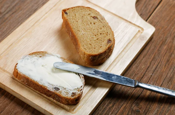 Pan rebanado untado con mantequilla de cerca —  Fotos de Stock