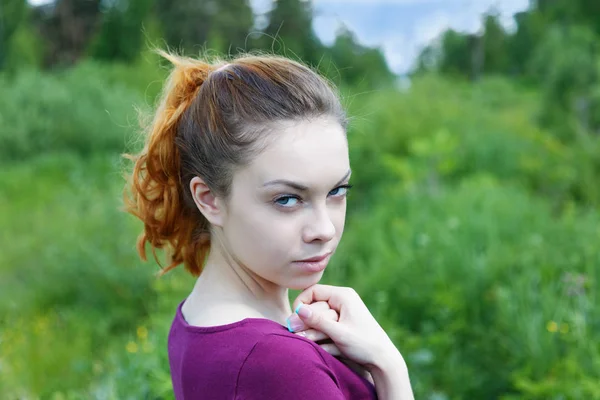 Fille parmi les arbres un jour d'été — Photo