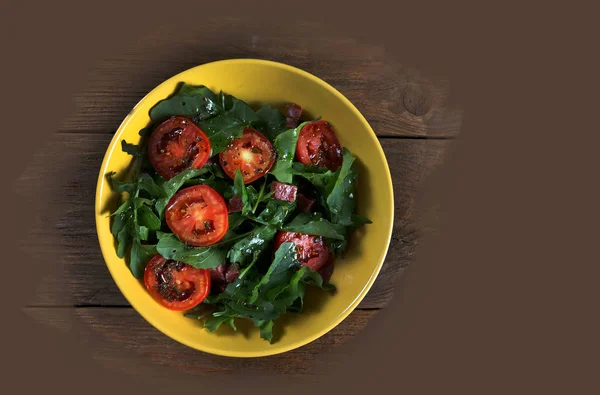 Domatesli ve masanın üzerine roka sebze salatası — Stok fotoğraf