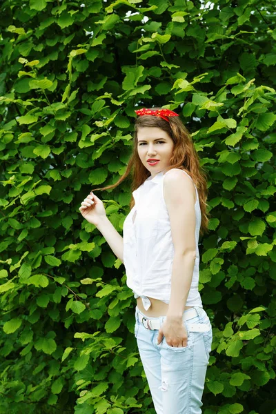 Menina descansando na floresta verão — Fotografia de Stock