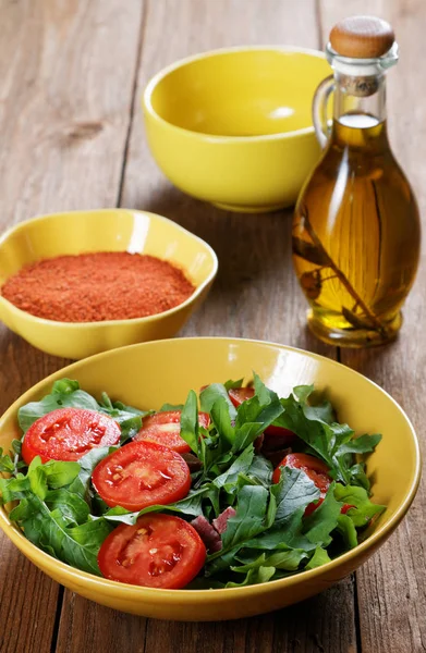 Domatesli Masanın Üzerine Roka Sebze Salatası — Stok fotoğraf