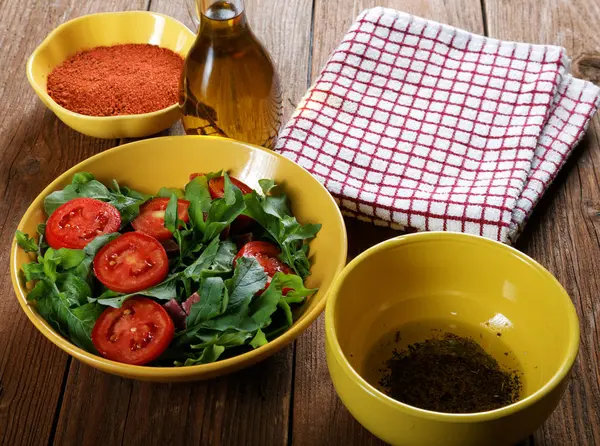 Domatesli ve masanın üzerine roka sebze salatası