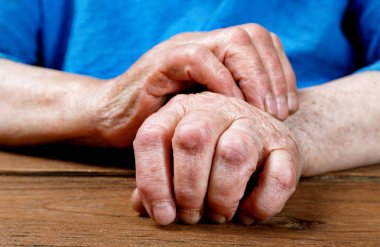 Elinde bir tablo bir yaşlı kadın yakın çekim