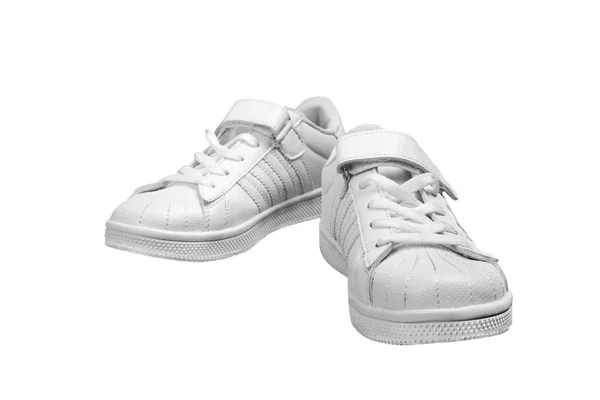 Белые кроссовки на белом фоне — стоковое фото