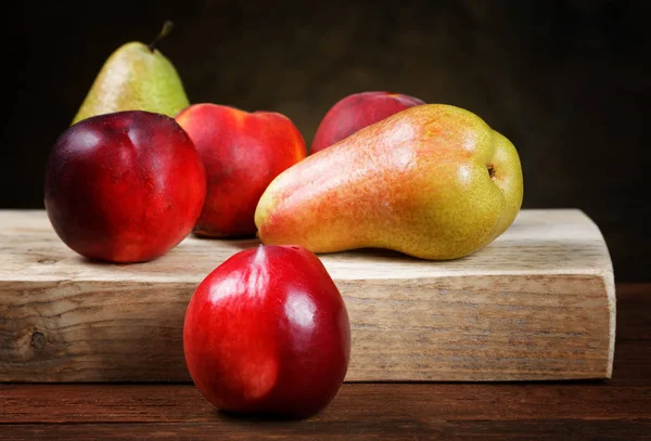 Peach and pear closeup on a rural table — Stock Photo, Image